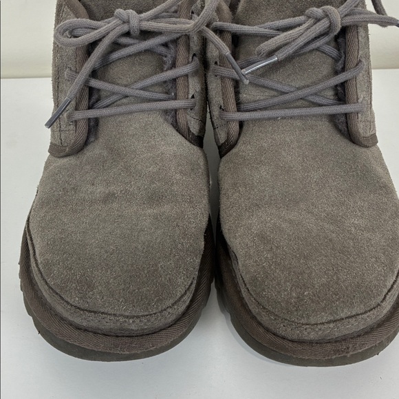 UGG Women’s 8 Chukka Neumel Boots Gray Suede Sherpa Lined Lace Up Ankle - Picture 2 of 9